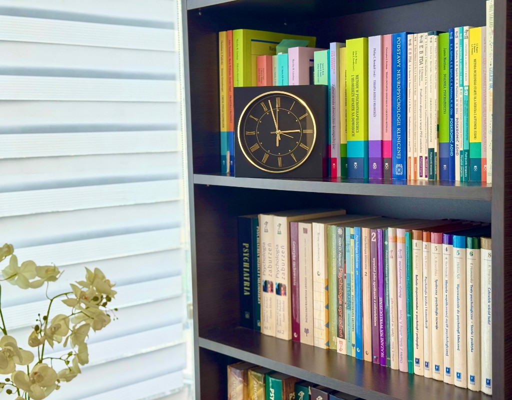 Półka z literaturą psychologiczną